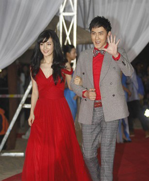 李晟张睿结婚现场 张睿现场向李晟下跪求婚 李晟张睿结婚现场 张睿现场向李晟下跪求婚