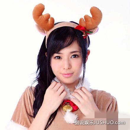 苍井空圣诞节低胸晒爆乳 四寸事业线诱人