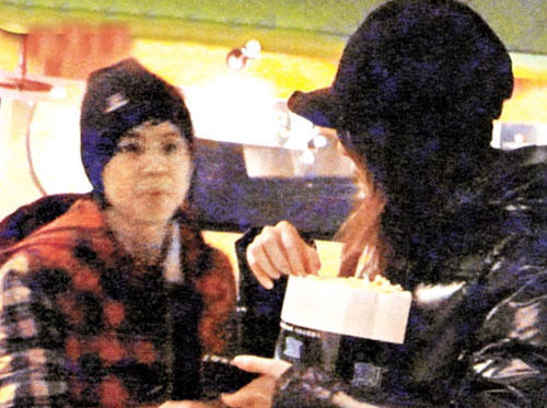 Hebe田馥甄素颜约同性密友钟若涵看电影 Hebe田馥甄素颜约同性密友钟若涵看电影