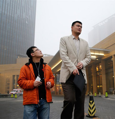 如果鲍喜顺与姚明在一起 姚明竟然只能算是“小巨人” 如果鲍喜顺与姚明在一起 姚明竟然只能算是“小巨人”