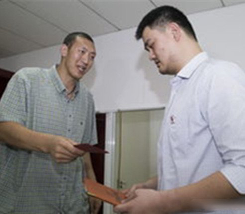 如果鲍喜顺与姚明在一起 姚明竟然只能算是“小巨人” 如果鲍喜顺与姚明在一起 姚明竟然只能算是“小巨人”
