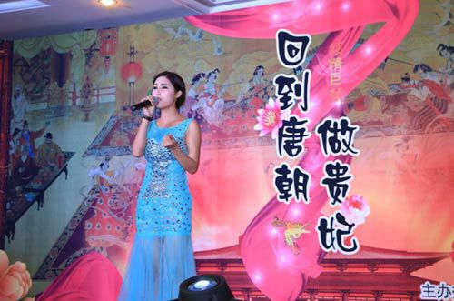 娜依灵儿"触电"演古装 电影《回到唐朝做贵妃》开机