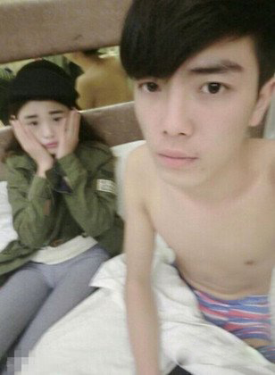 李耐阅王骁接吻照片遭疯传 微博晒自残照令人咋舌