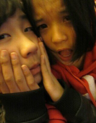 李耐阅王骁接吻照片遭疯传 微博晒自残照令人咋舌