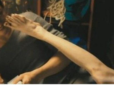 《结束》曝严正花大尺度剧照 半裸金孝珍秀美腿