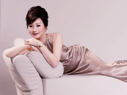 赵雅芝的近照风韵犹存 60岁探访同龄老人引唏嘘