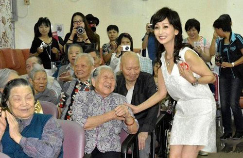赵雅芝的近照风韵犹存 60岁探访同龄老人引唏嘘