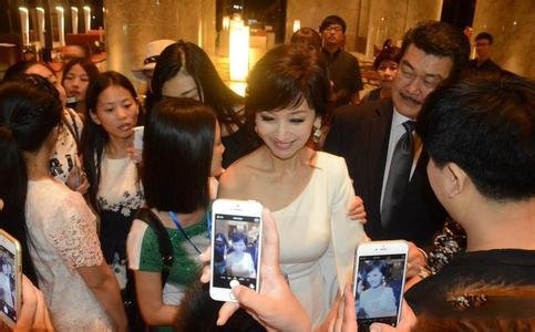 赵雅芝的近照风韵犹存 60岁探访同龄老人引唏嘘