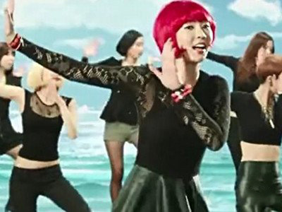 裴涩琪版小苹果视频曝光 搞怪可爱形象获赞