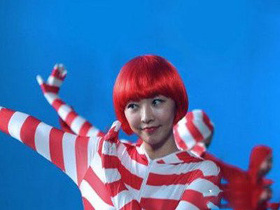 裴涩琪版小苹果视频曝光 搞怪可爱形象获赞