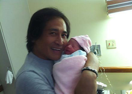 齐秦年轻时的照片 年过半百得子是慈祥奶爸