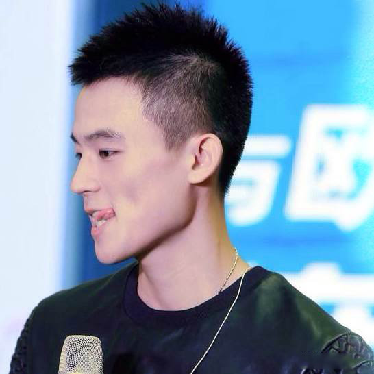 左耳欧豪的照片 “快男”欧豪此次凭借《左耳》成功转型