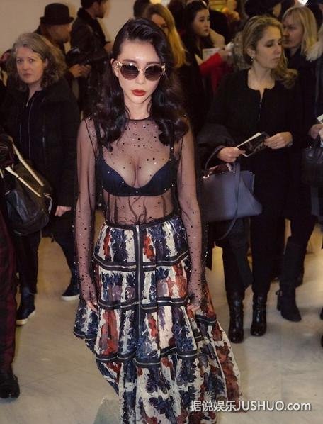 巩新亮穿透视装现身 内衣外露性感吸睛