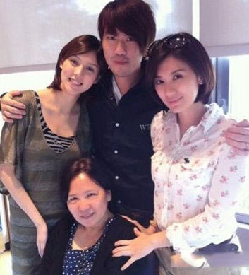 贾静雯弟弟卫斯理 明星不为人知的家人揭密