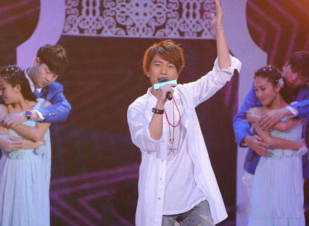 贾静雯弟弟卫斯理 明星不为人知的家人揭密