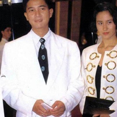 陈百强何超琼私照大曝光 揭密音乐才子的死亡原因