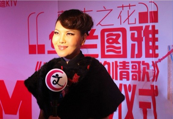 乌兰图雅素颜照片曝光 乌兰图雅与乌兰托娅打官司 乌兰图雅素颜照片曝光 乌兰图雅与乌兰托娅打官司