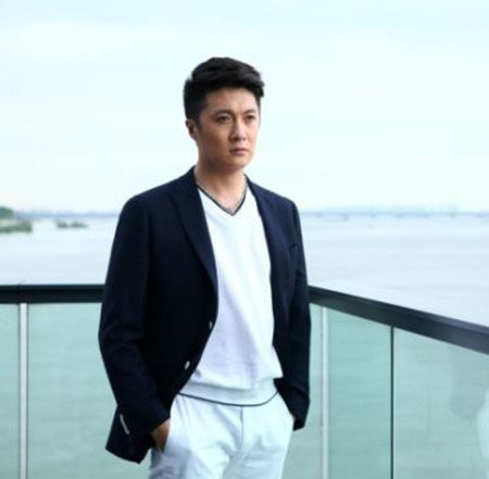 迟帅帅气图片 携女友逛街新欢疑似“有喜”