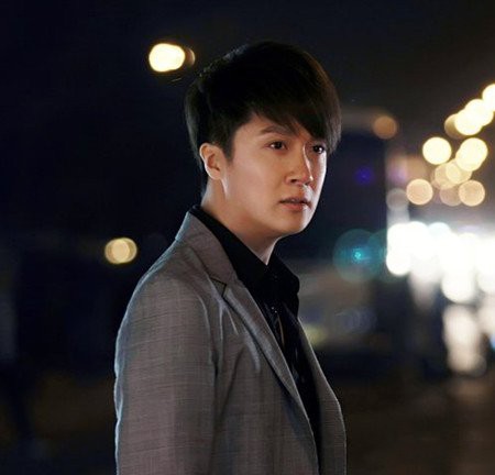 迟帅帅气图片 携女友逛街新欢疑似“有喜”