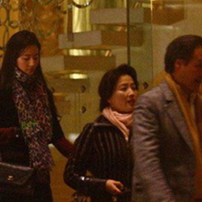 安少康刘亦菲合照曝光 盘点刘亦菲爸爸抛妻弃子原因