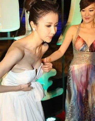 孙菲菲踩裙门险露胸 属炒作引热议