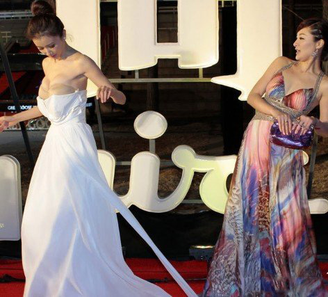 孙菲菲踩裙门险露胸 属炒作引热议