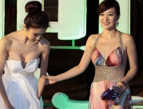 孙菲菲踩裙门险露胸 属炒作引热议