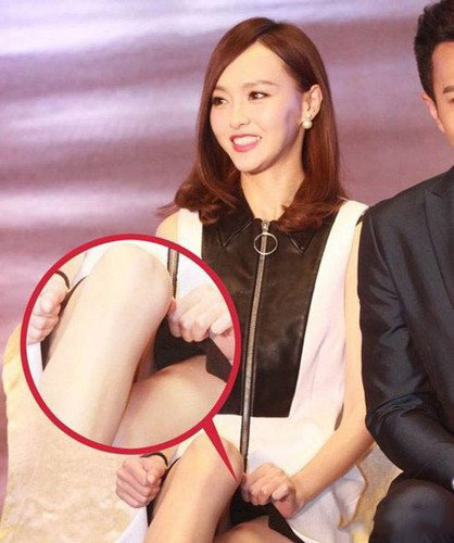 顶级美女唐嫣穿肉丝袜被绑 当众拽丝袜十分尴尬