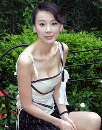 萧蔷胸部险走光 其低胸装秀上围遭网友吐槽