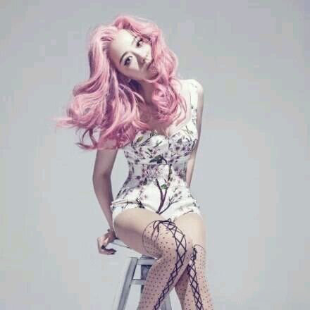 张靓颖粉红系列图片汇总 穿粉色海豚裙露凸点引发热议