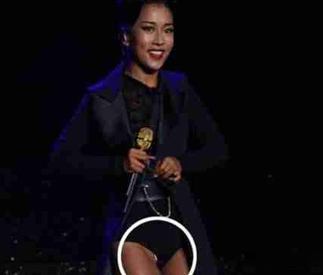 吉克隽逸意外走光露乳贴 其以歌曲彩色的黑对黑做了完美诠释