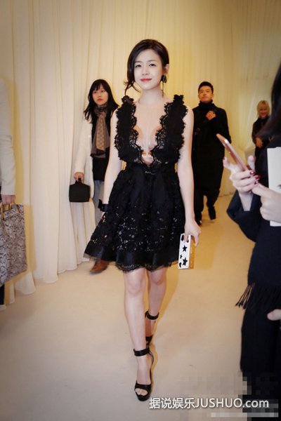 恋爱中的女人：陈妍希尺度变大 穿假透视装深V开到肚子