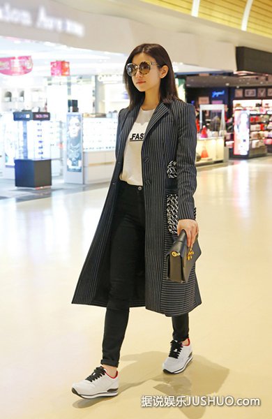 恋爱中的女人：陈妍希尺度变大 穿假透视装深V开到肚子