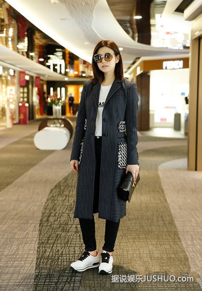 恋爱中的女人：陈妍希尺度变大 穿假透视装深V开到肚子