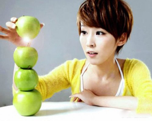 谢楠整容前后对比 疑开眼角瘦脸隆鼻