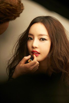 曝kara具荷拉整容前后照 样貌变化非常大