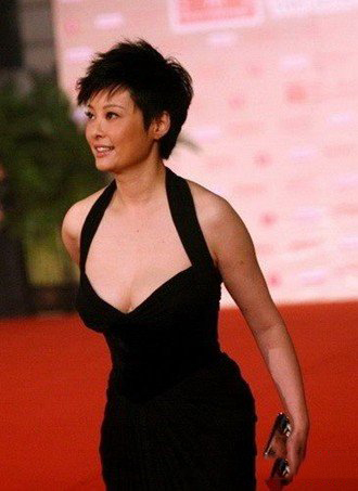 袁立透视蕾丝露粗腿 透明露乳装春光大泄令老公难堪 袁立透视蕾丝露粗腿 透明露乳装春光大泄令老公难堪