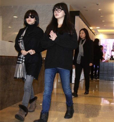 大s机场街拍图片欣赏 大S街拍素颜生活照曝光时尚简单