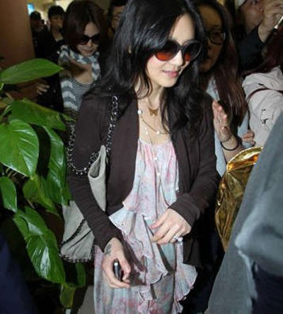 大s机场街拍图片欣赏 大S街拍素颜生活照曝光时尚简单