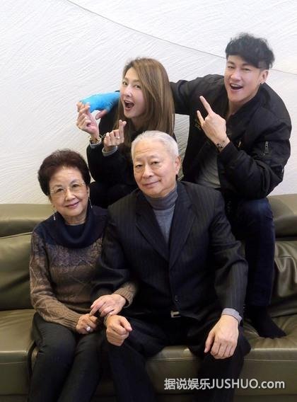 何润东夫妻新婚秀恩爱 妻子Peggy放话要生6个娃 何润东夫妻新婚秀恩爱 妻子Peggy放话要生6个娃