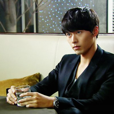 玄彬秘密花园剧照曝光 展成熟干练气质