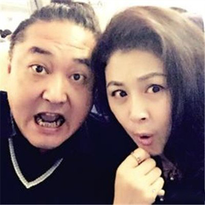 于月仙老公照片曝光 两人晒亲密照男方扎小辫显年轻