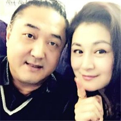 于月仙老公照片曝光 两人晒亲密照男方扎小辫显年轻