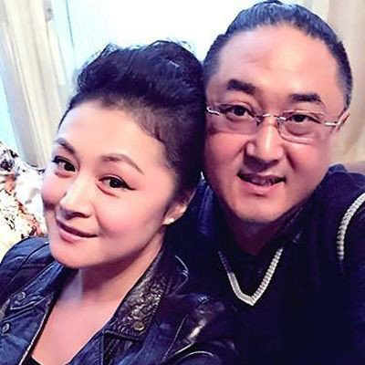 于月仙老公照片曝光 两人晒亲密照男方扎小辫显年轻