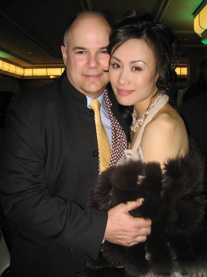 邬君梅老公奥斯卡与邬君梅的婚姻 幸福生活羡煞旁人 邬君梅老公奥斯卡与邬君梅的婚姻 幸福生活羡煞旁人