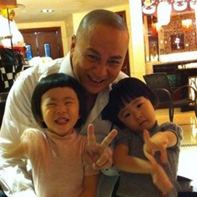 汤镇业老婆和双胞胎女儿大图曝光 现任从不开口提翁美玲 汤镇业老婆和双胞胎女儿大图曝光 现任从不开口提翁美玲