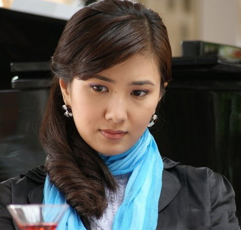 边潇潇外出吃饭狂补妆 老公孩子曝光