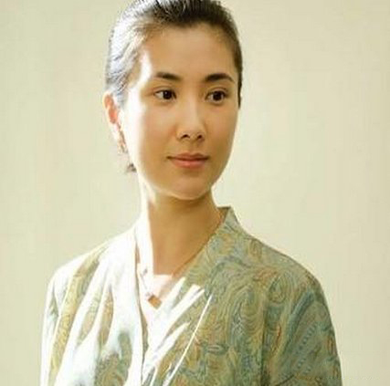 边潇潇外出吃饭狂补妆 老公孩子曝光