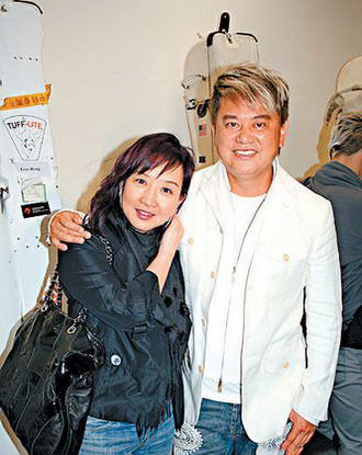 黄杏秀与老公陈百祥结婚35周年 陈百祥揽实太太唱歌示爱