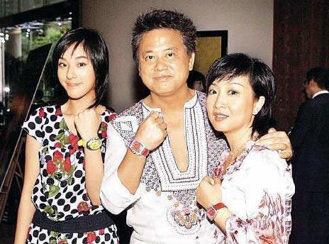 黄杏秀与老公陈百祥结婚35周年 陈百祥揽实太太唱歌示爱